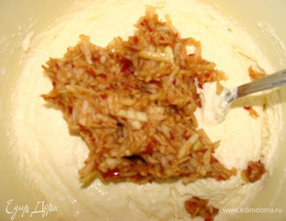 Крупное яблоко натереть на терке, отжать сок и добавить к творожной массе.