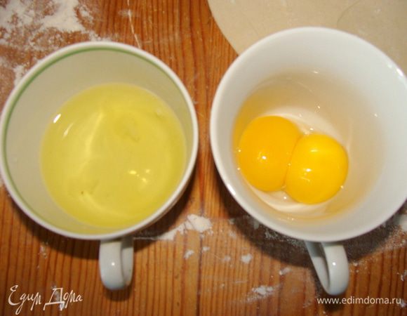 Отделить желтки от белков. Желтками мы будем смазывать поверхность пирога, а белками я смызываю лепесточки, но можно это делать и водой.