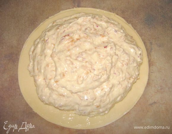 Выложить начинку так, чтобы остался зазор 1.5 см.