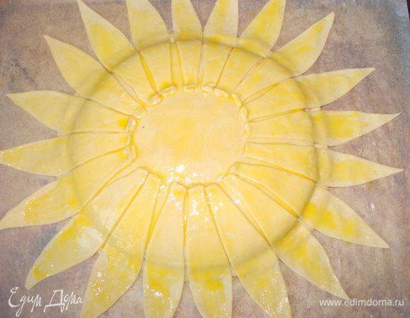 Смазать желтком. Поставить в разогретую до 180-200* духовку на 20 минут, потом я переключила на режим "гриль" и запекала еще 5-7 минут. Чтобы края лепесточков не подгорели, можно вырезать из фольги круг с дыркой внутри и накрыть их перед тем, как поменять режим выпекания. В одном случае я это делала, в другом нет. Разница была не очень большая, но без фольги, конечно края становятся суше и более темного цвета.