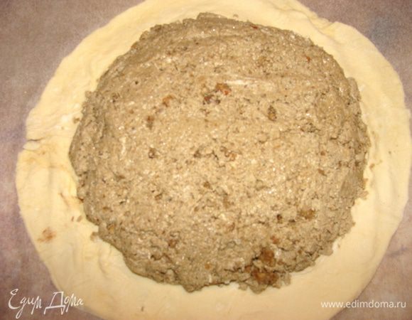 Также смазать края основы белком или водой. Перенести шар из халвы, распределить в виде купола.