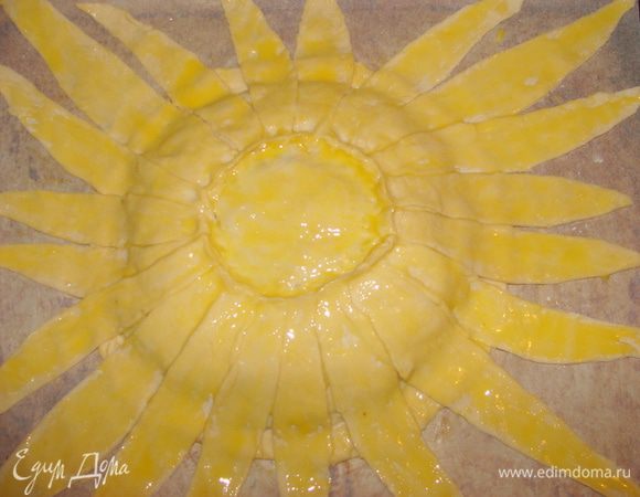 Дальше все тоже самое. Накрыть сверху кругом из теста большего диаметра, аккуратно и тщательно слепить края. Вырезать "лепесточки", тут они у меня были разного размера. Смазать основу белком, распределить лепесточки, прижать края лепесточков, которые находятся в центре, сверху смазать желтком и выпекать аналогичным образом.