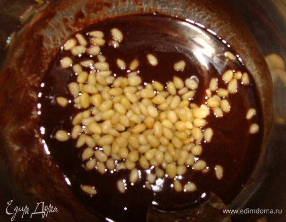 Растопить масло с шоколадом на водяной бане. Можно добавить кедровые орешки, а можно потом просто использовать шоколад.