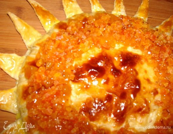 Поверх выложить курагу. Я оставила серединку пустой для орешков с шоколадом, но можно заполнить пространство полностью джемом с курагой, а сверху накапть шоколад, как семечки.