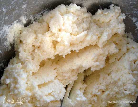 Растереть творог с сахаром, солью и ванильным сахаром.
