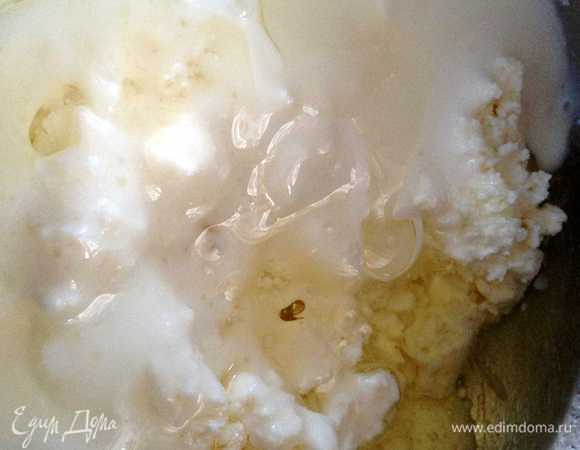 Добавить кефир, растительное масло и сок лимона . Хорошо все перемешать до однородности.
Иногда я добавляю изюм в тесто, но в этот раз увы... сильно холодно, а изюма под рукой не было!))