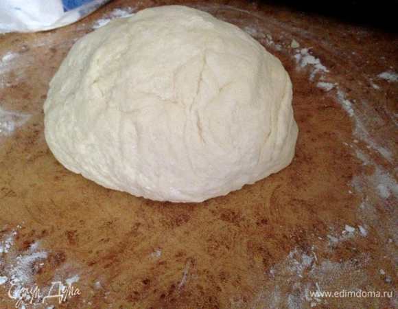 Постепенно добавляя муку в творожно-кефирную массу замесить тесто. Тесто должно получится не крутым, не липким и довольно-таки мягким! Оставить тесто минут 15 отдохнуть.
Муки может уйти больше или меньше, зависит от качества муки!

