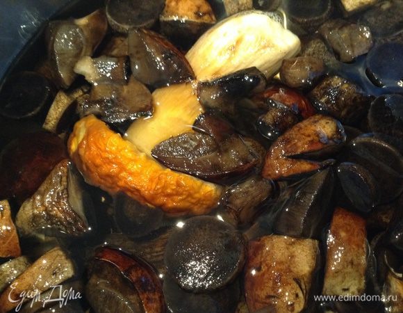 Грибы, у меня замороженные (белые, подосиновики, подберезовики), отварить, в воду добавить лавровый лист.