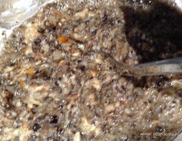 Сделать грибной фарш из грибов и лука, при помощи мясорубки.
