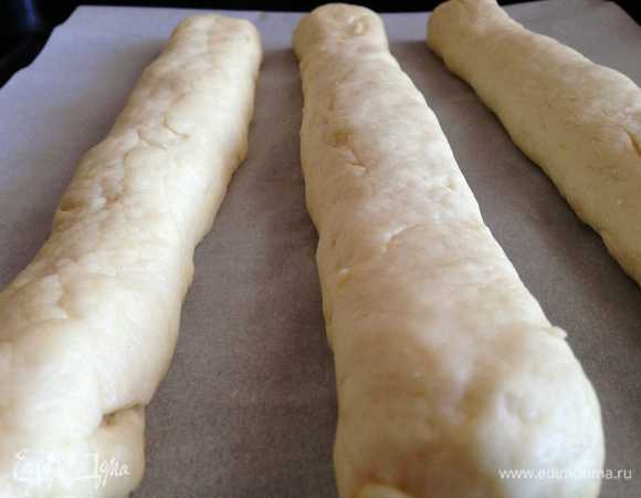 Тесто разделить на 3 равные части. Каждую часть раскатать в жгут.