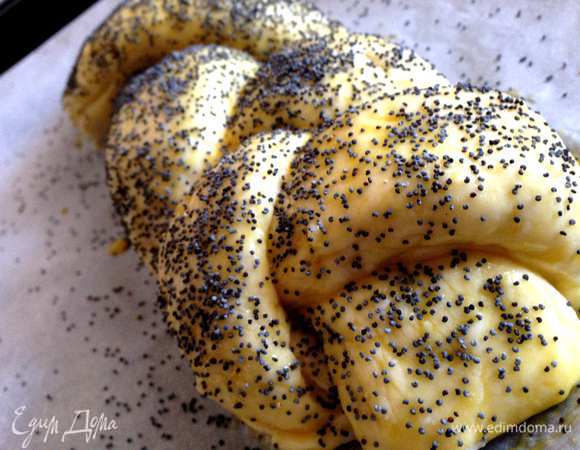 Готовую косу смазать желтком и посыпать маком (или кунжутом, сахаром, орехами).
Выпекать в разогретой до 180 градусов духовке 25-35 минут. Ориентируйтесь по своей духовке.