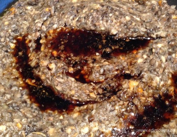 Выложить фарш на сковородку, добавить масло и соевый соус. Обжарить.