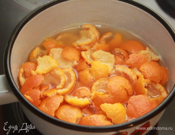 Мандарины тщательно промыть, освободить от шкурки. Шкурку залить водой и оставить на 6 часов, после воду слить, залить свежей водой, оставить ещё на 6 часов.