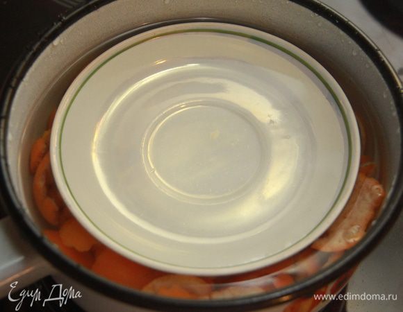 Чтобы все шкурки были полностью погружены в воду, сверху прикрыть блюдцем. Через указанное время воду слить, залить свежей водой, довести до кипения и проварить мандариновые шкурки 5 минут.
