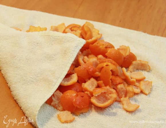 Кипяток слить, шкурки выложить на полотенце, промокнуть. Мандариновые шкурки взвесить.