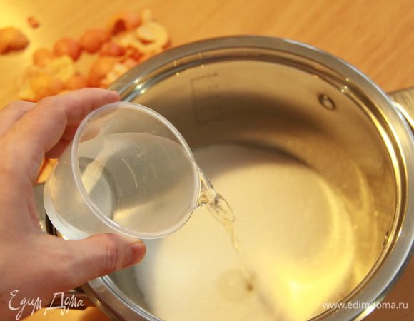 Для сиропа отмерить сахар и воду: вес сахара должен равняться весу шкурок, соотношение воды и сахара 1,5:4. У меня вышло 290г шкурок, соответственно 290г сахара и 290:4х1,5=109г воды.