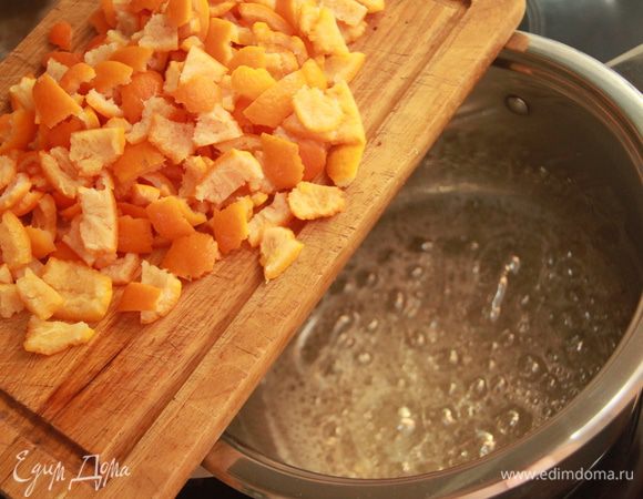 Сварить сироп, опустить нарезанные на полоски шкурки, довести до кипения.