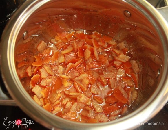 Варить примерно 1 час на слабом огне до выкипания сиропа. За 5 минут до окончания варки можно добавить пару столовых ложек лимонного или апельсинового ликёра.