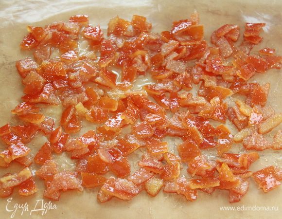 Готовые цукаты выложить на антипригарный лист. Можно подсушить в духовке. Но мне больше нравятся мягкие цукаты)))