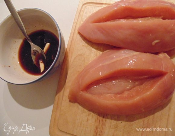 Чеснок крупно порезать.
Из половинки апельсина выжать сок.
Приготовить маринад: смешать соевый соус, апельсиновый сок, чеснок, горчицу,острый красный перец.
На филе сделать надрез посередине, не прорезая до конца.
Филе положить в посуду, залить маринадом и оставить мариноваться часа на 2-3.