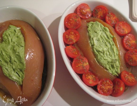 Духовку разогреть до 210 гр.С
Приготовить начинку: смешать песто с творожным сыром.
Форму смазать оливковым маслом, положить филе вместе с маринадом, влить вино. Зафаршировать начинкой, сбрызнуть оливковым маслом, посыпать сухарями и пармезаном.
Помидоры черри разрезать пополам, выложить вокруг филе, сбрызнуть оливковым маслом, посолить, посыпать орегано.