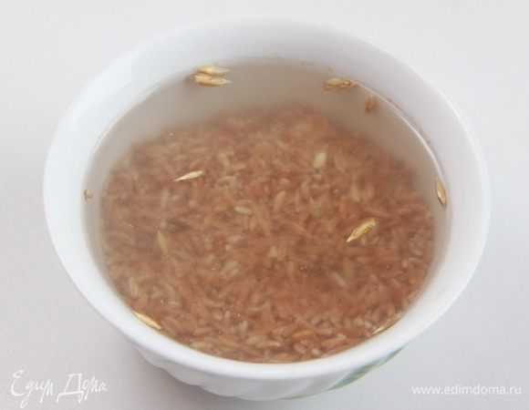 Полбу залить водой, убрать всплывшую шелуху и негодные зёрна.