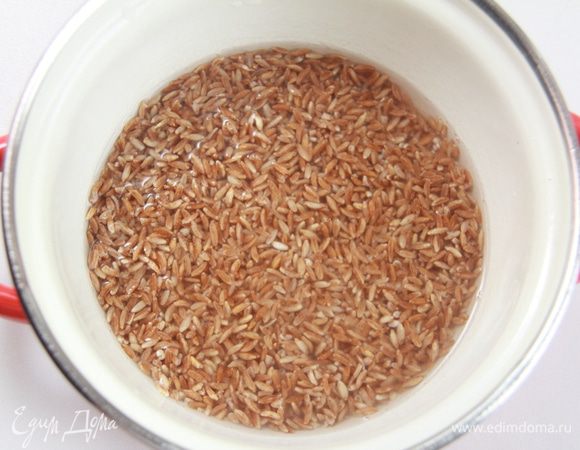 Залить полбу на 2 мм выше зёрен и оставить на сутки. За это время 2-3 раза поменять воду на свежую, сливая настой.