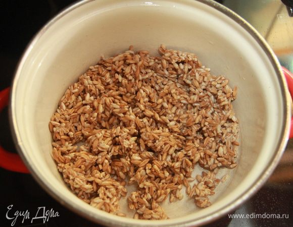 Через сутки пшеница распарится, из неё выйдет немало крахмала. Воду слить.