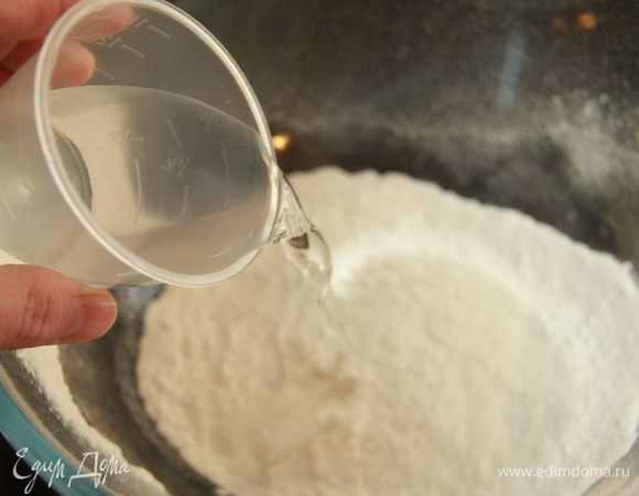 Замесить тесто: муку просеять, добавить воду,