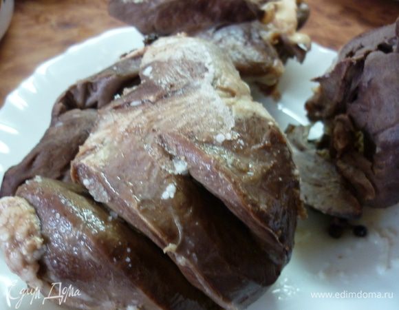 Обычно я использую свиные сердечки. Но подойдет и говяжье, и даже куриные. Сердечки надо сварить заранее. Сначала сердце промыть, убрать сгустки крови. Варить долго в небольшом количестве воды, часа 2 на медленном огне с добавлением соли (немного) , лаврового листа и перца-горошка. Лучше это сделать на ночь. Сердечки остудить, срезать жир и трубочки. Оставшийся бульон мама использует для супа. Но...запах у него специфический, очень на любителя.