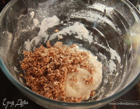 Перемешать, добавить полбу. Вымесить в течение 10 минут.