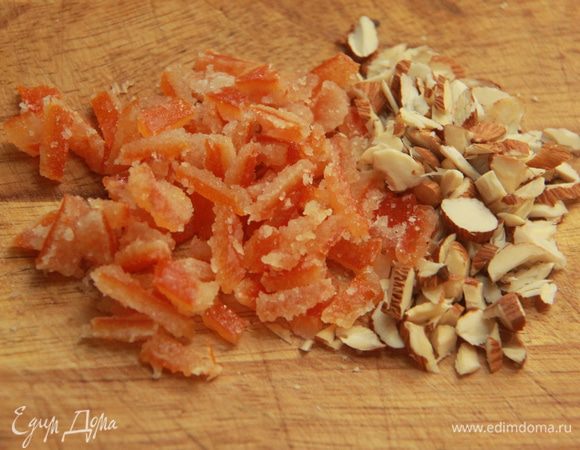 Нарезать цукаты и орехи.