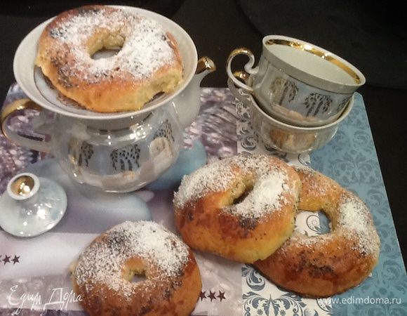 Выкладываем бублики на противень застеленной бумагой для выпечки, оставляем на 30 минут, затем смазываем желтком, посыпаем маком и ставим выпекать в разогретую до 200 градусов духовку на 20 минут. Завариваем чай и ждем бублики!! Достаем из духовки, обильно посыпаем пудрой и забываем о том,что мучное вредно!