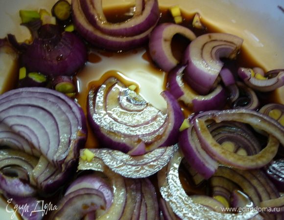 А теперь лук. Нарезаем полукольцами, заливаем соевым соусом. Лука можно взять и больше. В зависимости от его остроты, мы маринуем его в соевом соусе. Чем острее лук, тем дольше его маринуем.