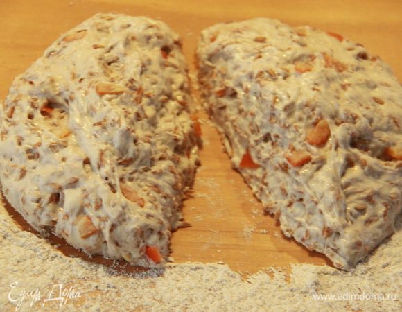 Когда тесто подойдёт, разделить его на две части. 