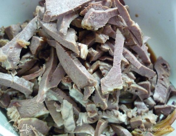 Теперь будем мешать. Лук отжать, иначе будет слишком солоно. Сердце нарезать. Я каждый раз пытаюсь сделать это соломкой. Но сердце есть сердце. С ним сложно, у него своя форма...