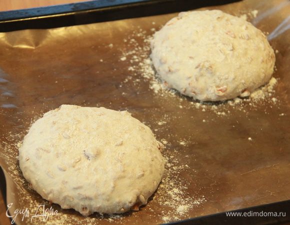 Каждую часть обвалять в цельнозерновой муке, сформировать батоны. Дать подойти в течение 1-2 часов.