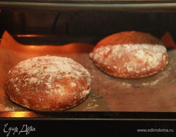 Разогреть духовку до 230*С. Выпекать с паром при 200*С 10 минут, без пара при 180*С ещё 20-30 минут (зависит от размеров батонов).