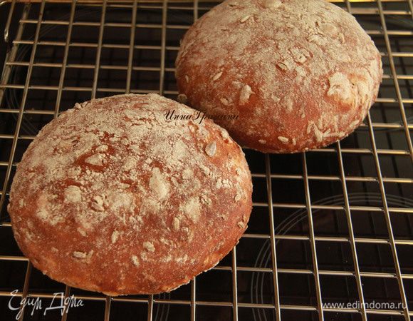 Остудить на решётке 2-3 часа. Из указанного количества получилось два батона по 450г.
