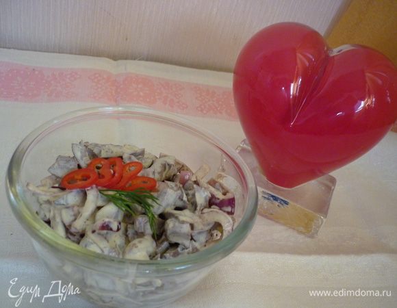 Салатик...мой любименький. Спасибо Татьяне Александровне за этот рецепт. В оригинале лук она замачивала в уксусе, предварительно обдав его кипятком. Насладитесь "сердечным" вкусом.