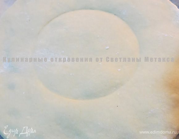  В центр верхней лепешки ставим блюдце или пиалку и немного прижимаем, появляется окружность. Делаем это для того, чтобы потом было легче сделать правильную форму снежинки.
