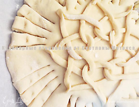 По краю  лепешек делаем надрезы, длиной 5 см и шириной 8 мм. Между каждой тройкой разрезов оставляем по 2 см. Из каждой тройки разрезов сплетаем косичку и заворачиваем ее вниз.