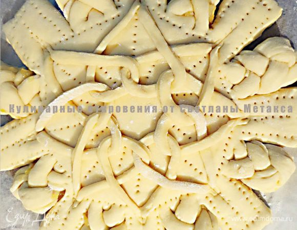 Края широких концов лепешки осторожно залепляем. Делаем проколы вилкой на поверхности лепешки как показано на фото.