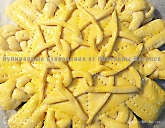 Взбиваем желток и смазываем им пирог. Оставляем пирог на 15-20 минут.