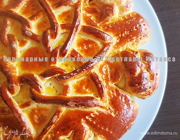 Выпекаем пирог при температуре 190 градусов до румяного цвета.