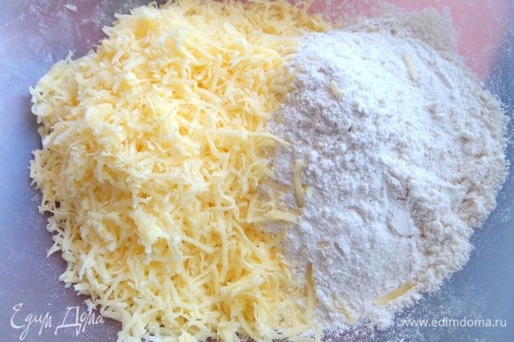 Смешиваем сыр с мукой (вначале 100 г муки,а потом добавим по мере необходимости).