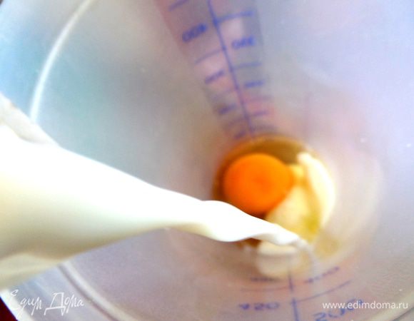 В шейкер вбиваем крупное яйцо и вливаем теплое молоко.