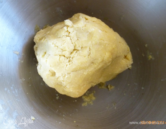 Добавляем желтки и воду, формируя из теста шар (при необходимости добавить еще немного воды). Оборачиваем тесто пленкой и убираем в холодильник на 15 минут.