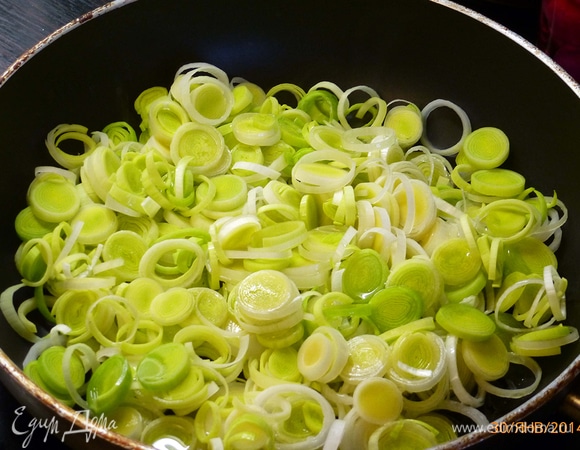 В это время готовим начинку. Лук-порей нарезаем кольцами, солим, перчим, обжариваем на сковороде 5 минут до мягкости. Добавляем сахар и уксус, тушим еще 5 минут до образования карамели. Снимаем с огня, остужаем.