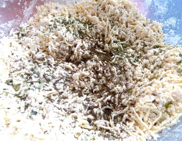 Высыпаем примерно по чайной ложке в сыр с мукой.